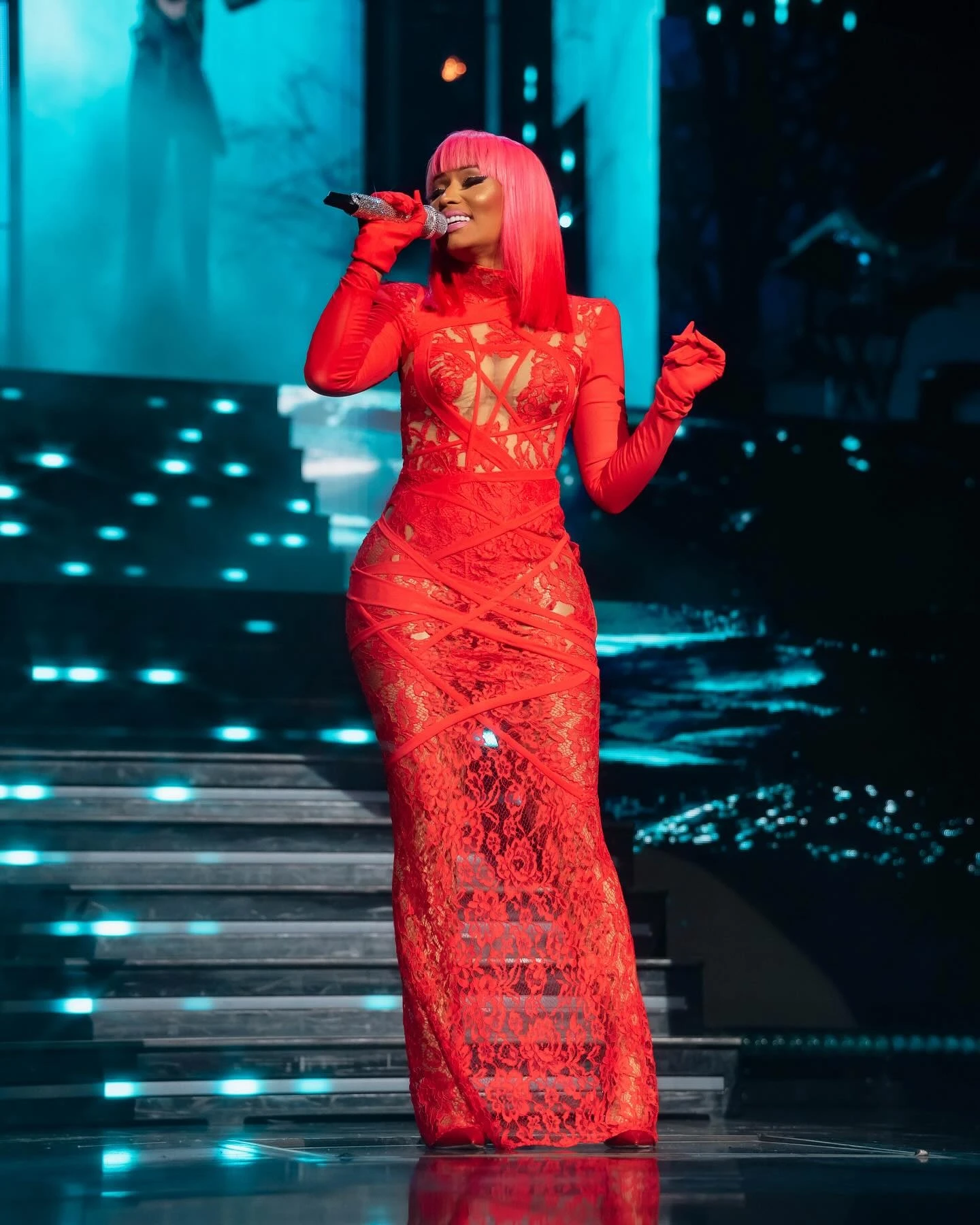Siêu sao quốc tế Nicki Minaj diện đầm “kim cương” của NTK người Việt trong live show tại New York - Ảnh 4.