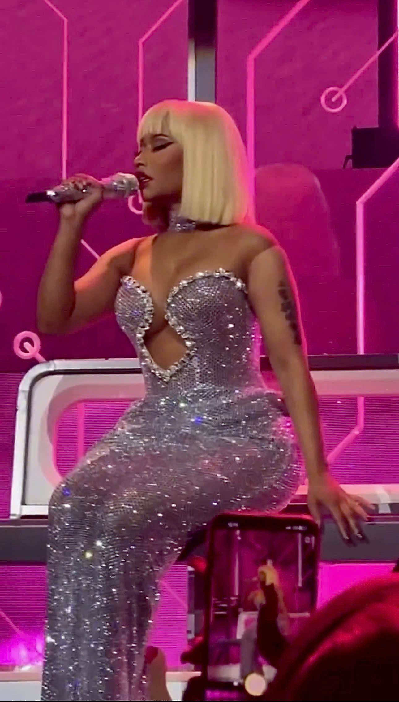 Siêu sao quốc tế Nicki Minaj diện đầm “kim cương” của NTK người Việt trong live show tại New York - Ảnh 1.