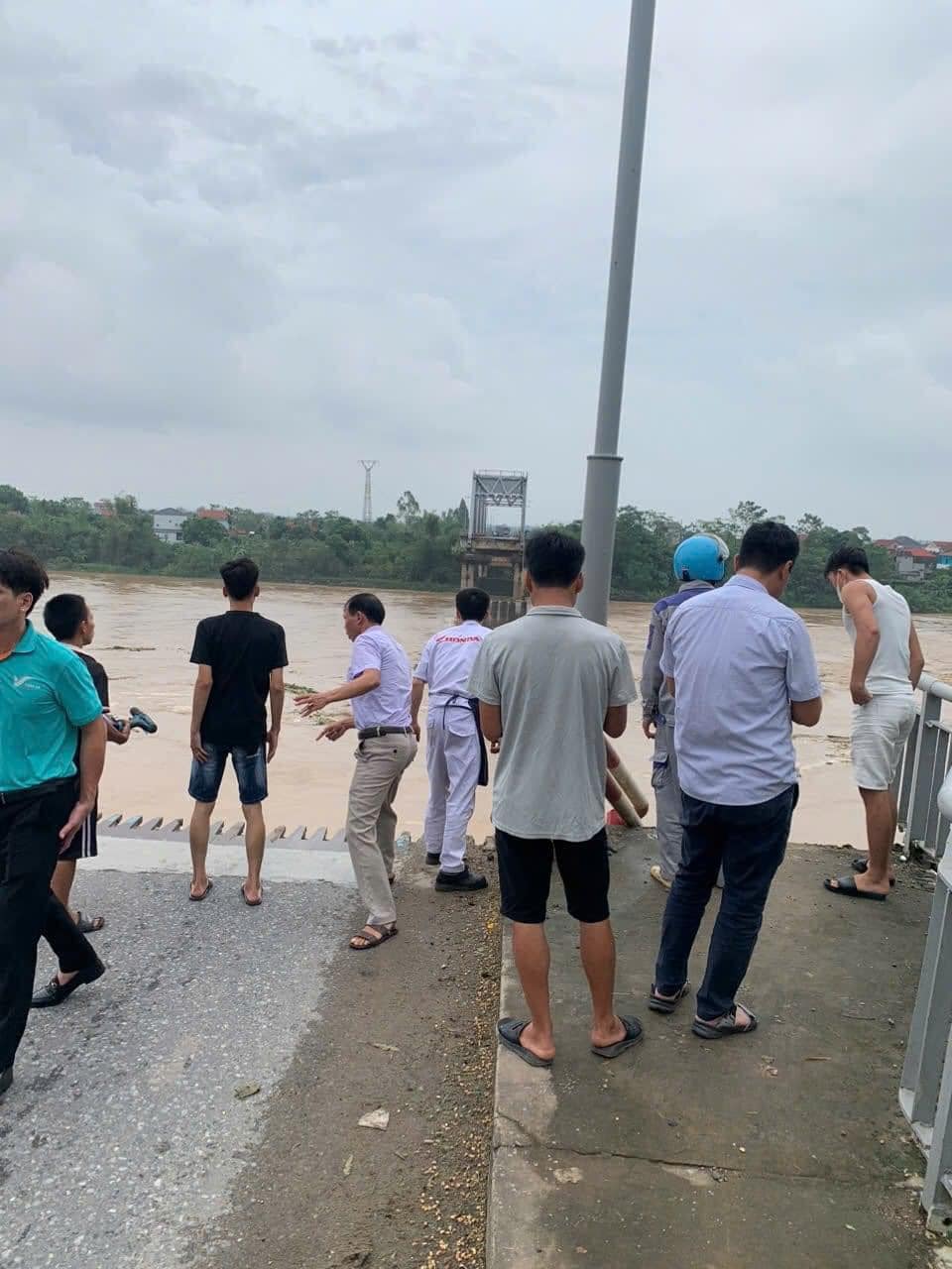 Sập cầu Phong Ch&acirc;u bắc qua s&ocirc;ng Hồng: Đ&atilde; cứu được 3 người- Ảnh 6.