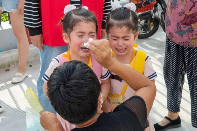 B&agrave; mẹ than thở chuyện con bị trường từ chối cho b&aacute;n tr&uacute;, nghe l&yacute; do m&agrave; kh&ocirc;ng b&ecirc;nh nổi- Ảnh 1.