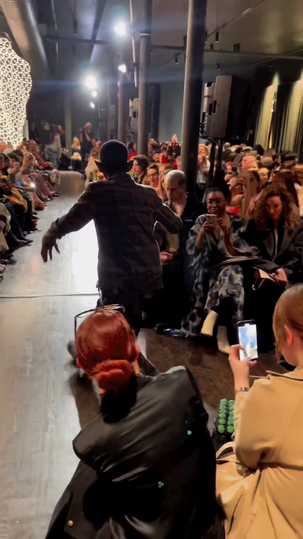 Show thời trang có model lộn nhào, ngã sấp mặt khiến netizen “nóng mắt”- Ảnh 21. Show thời trang có model lộn nhào, ngã sấp mặt khiến netizen “nóng mắt”- Ảnh 21.