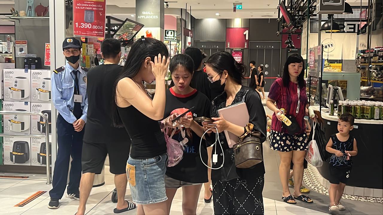 Hải Ph&ograve;ng sau hơn 1 ng&agrave;y mất điện to&agrave;n th&agrave;nh phố do b&atilde;o Yagi: Si&ecirc;u thị th&agrave;nh nơi tr&uacute; ngụ, người d&acirc;n ngồi la liệt chia nhau từng ổ điện- Ảnh 7.