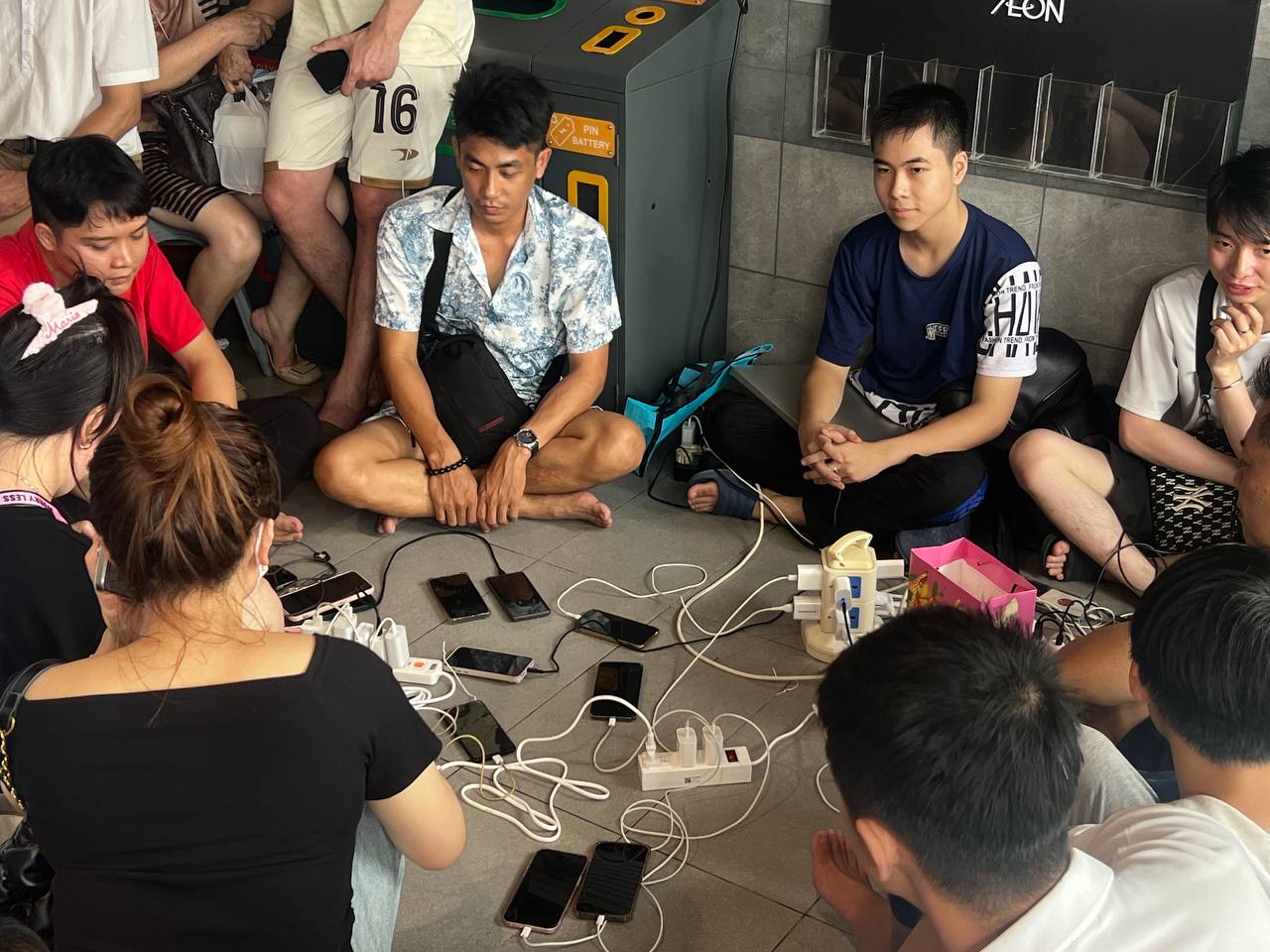 Hải Ph&ograve;ng sau hơn 1 ng&agrave;y mất điện to&agrave;n th&agrave;nh phố do b&atilde;o Yagi: Si&ecirc;u thị th&agrave;nh nơi tr&uacute; ngụ, người d&acirc;n ngồi la liệt chia nhau từng ổ điện- Ảnh 5.