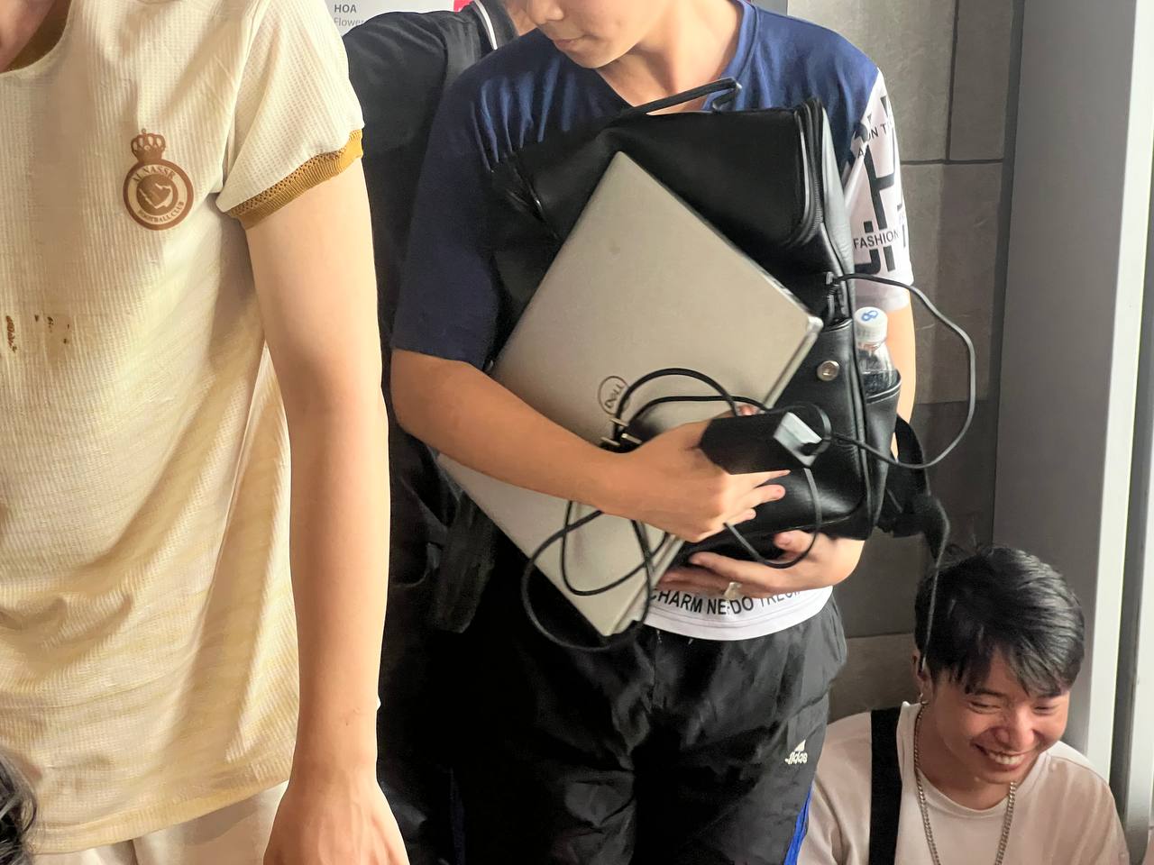 Hải Ph&ograve;ng sau hơn 1 ng&agrave;y mất điện to&agrave;n th&agrave;nh phố do b&atilde;o Yagi: Si&ecirc;u thị th&agrave;nh nơi tr&uacute; ngụ, người d&acirc;n ngồi la liệt chia nhau từng ổ điện- Ảnh 9.