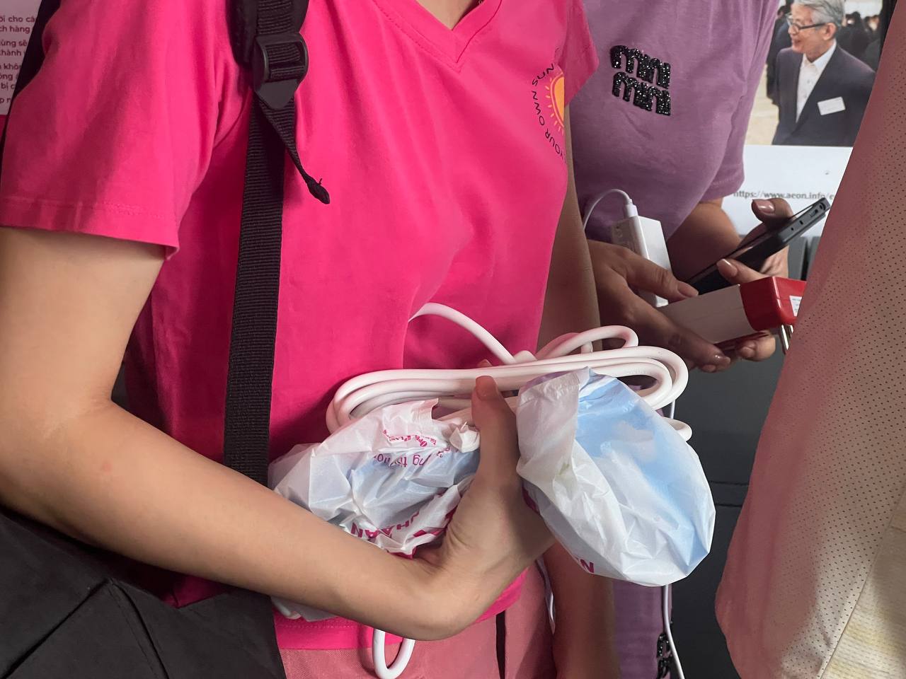 Hải Ph&ograve;ng sau hơn 1 ng&agrave;y mất điện to&agrave;n th&agrave;nh phố do b&atilde;o Yagi: Si&ecirc;u thị th&agrave;nh nơi tr&uacute; ngụ, người d&acirc;n ngồi la liệt chia nhau từng ổ điện- Ảnh 8.