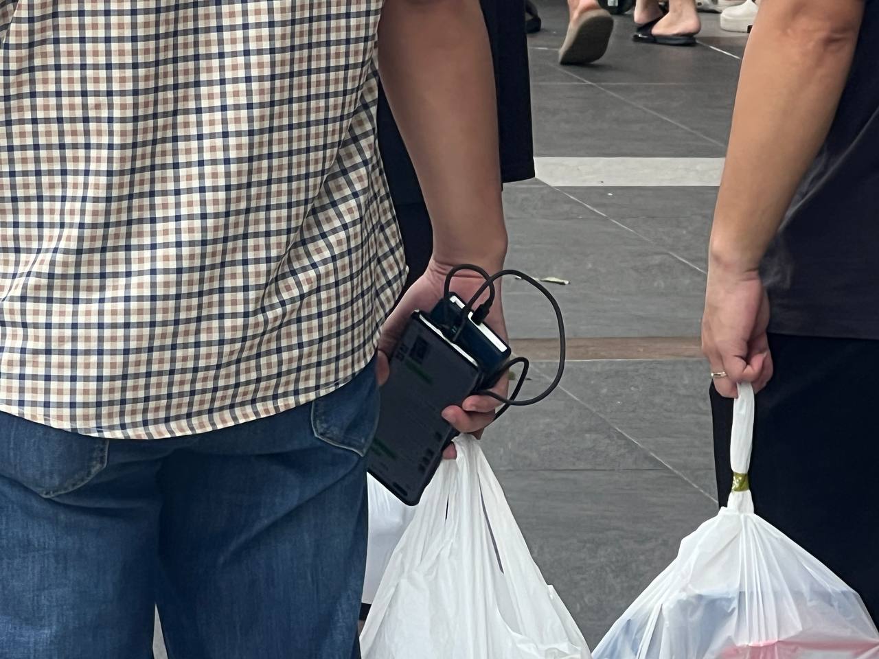 Hải Ph&ograve;ng sau hơn 1 ng&agrave;y mất điện to&agrave;n th&agrave;nh phố do b&atilde;o Yagi: Si&ecirc;u thị th&agrave;nh nơi tr&uacute; ngụ, người d&acirc;n ngồi la liệt chia nhau từng ổ điện- Ảnh 6.