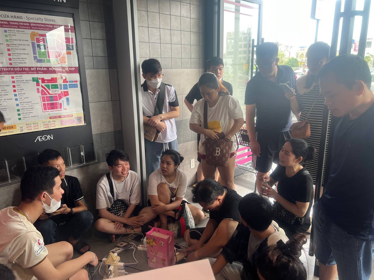 Hải Ph&ograve;ng sau hơn 1 ng&agrave;y mất điện to&agrave;n th&agrave;nh phố do b&atilde;o Yagi: Si&ecirc;u thị th&agrave;nh nơi tr&uacute; ngụ, người d&acirc;n ngồi la liệt chia nhau từng ổ điện- Ảnh 4.