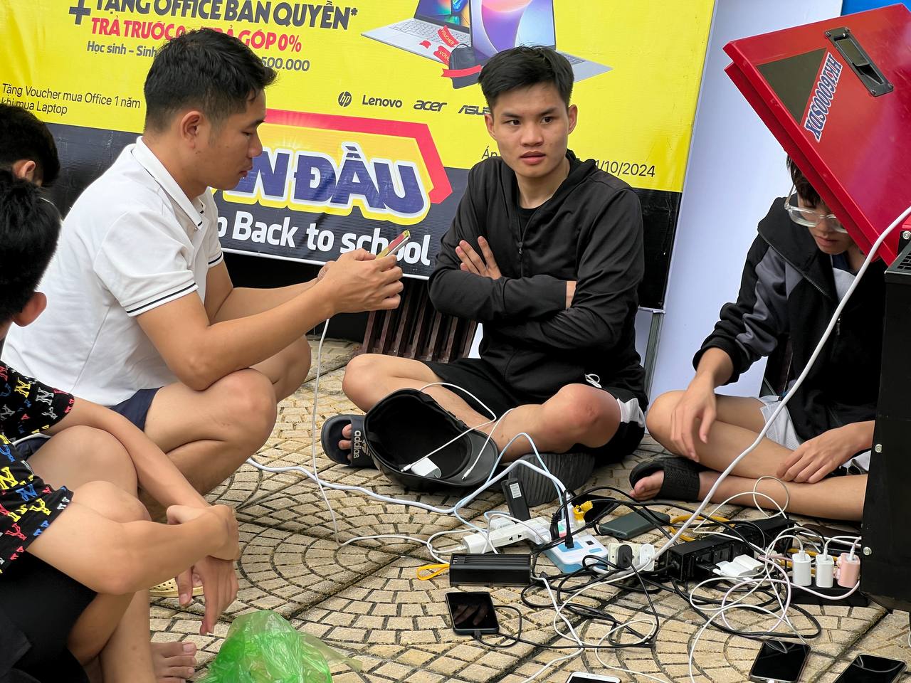 Hải Ph&ograve;ng sau hơn 1 ng&agrave;y mất điện to&agrave;n th&agrave;nh phố do b&atilde;o Yagi: Si&ecirc;u thị th&agrave;nh nơi tr&uacute; ngụ, người d&acirc;n ngồi la liệt chia nhau từng ổ điện- Ảnh 14.