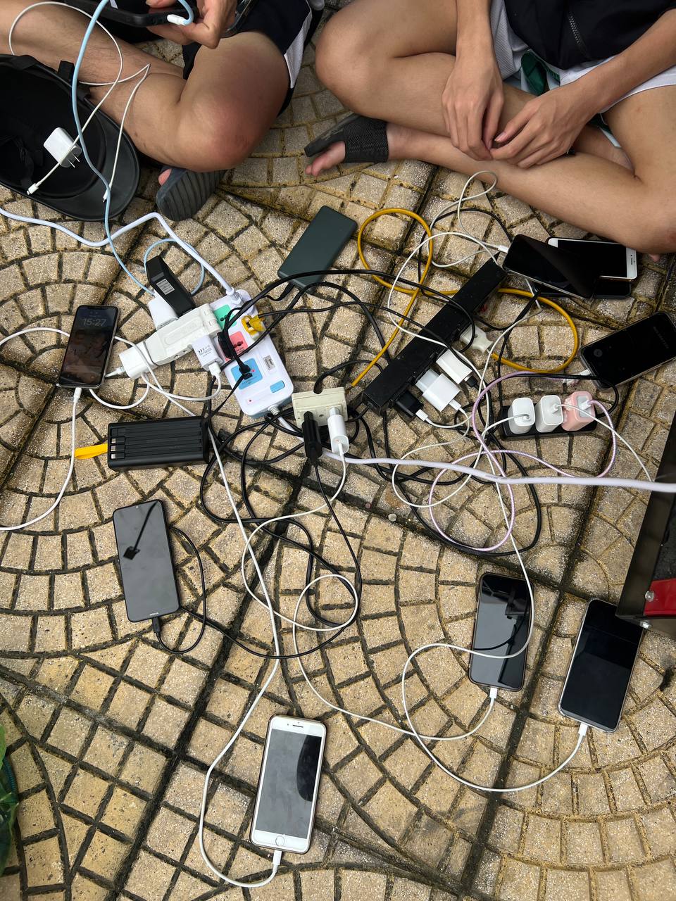 Hải Ph&ograve;ng sau hơn 1 ng&agrave;y mất điện to&agrave;n th&agrave;nh phố do b&atilde;o Yagi: Si&ecirc;u thị th&agrave;nh nơi tr&uacute; ngụ, người d&acirc;n ngồi la liệt chia nhau từng ổ điện- Ảnh 12.