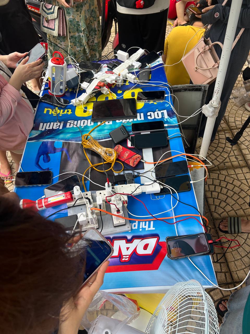 Hải Ph&ograve;ng sau hơn 1 ng&agrave;y mất điện to&agrave;n th&agrave;nh phố do b&atilde;o Yagi: Si&ecirc;u thị th&agrave;nh nơi tr&uacute; ngụ, người d&acirc;n ngồi la liệt chia nhau từng ổ điện- Ảnh 13.