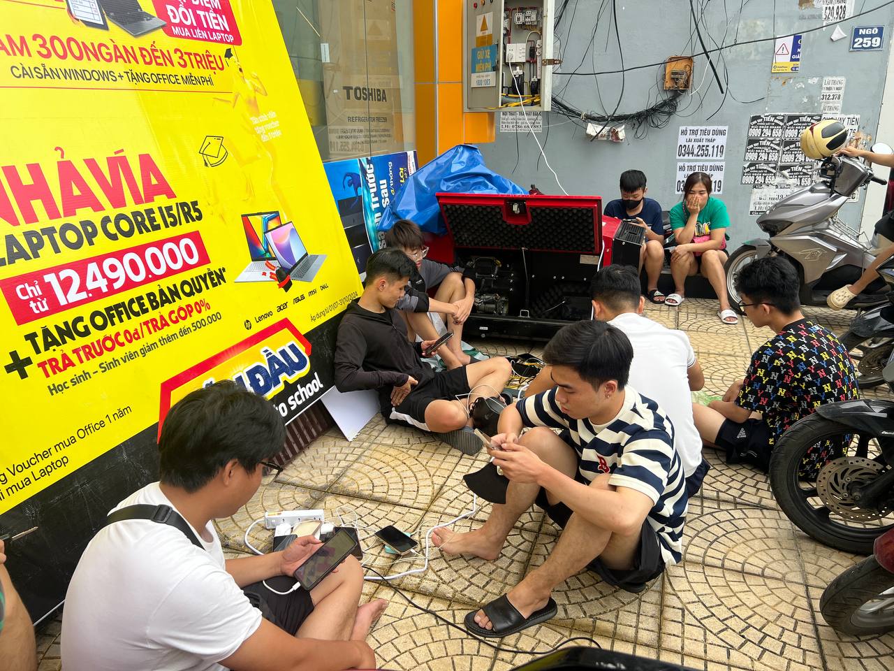 Hải Ph&ograve;ng sau hơn 1 ng&agrave;y mất điện to&agrave;n th&agrave;nh phố do b&atilde;o Yagi: Si&ecirc;u thị th&agrave;nh nơi tr&uacute; ngụ, người d&acirc;n ngồi la liệt chia nhau từng ổ điện- Ảnh 11.