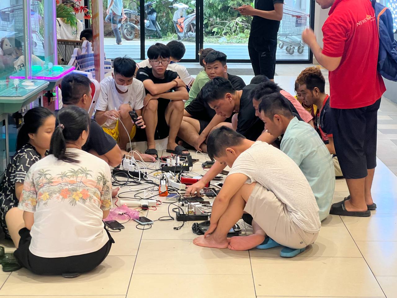 Hải Ph&ograve;ng sau hơn 1 ng&agrave;y mất điện to&agrave;n th&agrave;nh phố do b&atilde;o Yagi: Si&ecirc;u thị th&agrave;nh nơi tr&uacute; ngụ, người d&acirc;n ngồi la liệt chia nhau từng ổ điện- Ảnh 1.