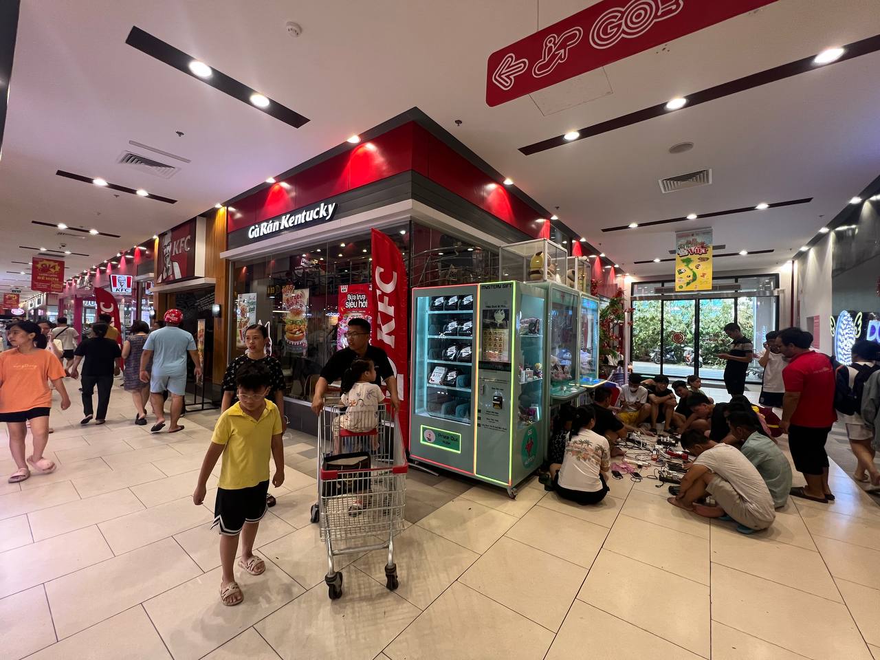 Hải Ph&ograve;ng sau hơn 1 ng&agrave;y mất điện to&agrave;n th&agrave;nh phố do b&atilde;o Yagi: Si&ecirc;u thị th&agrave;nh nơi tr&uacute; ngụ, người d&acirc;n ngồi la liệt chia nhau từng ổ điện- Ảnh 2.