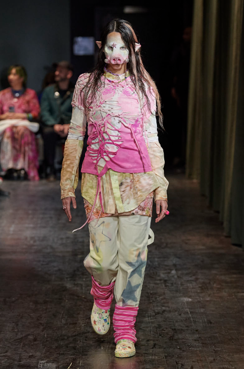 Show thời trang có model lộn nhào, ngã sấp mặt khiến netizen “nóng mắt”- Ảnh 15. Show thời trang có model lộn nhào, ngã sấp mặt khiến netizen “nóng mắt”- Ảnh 15.