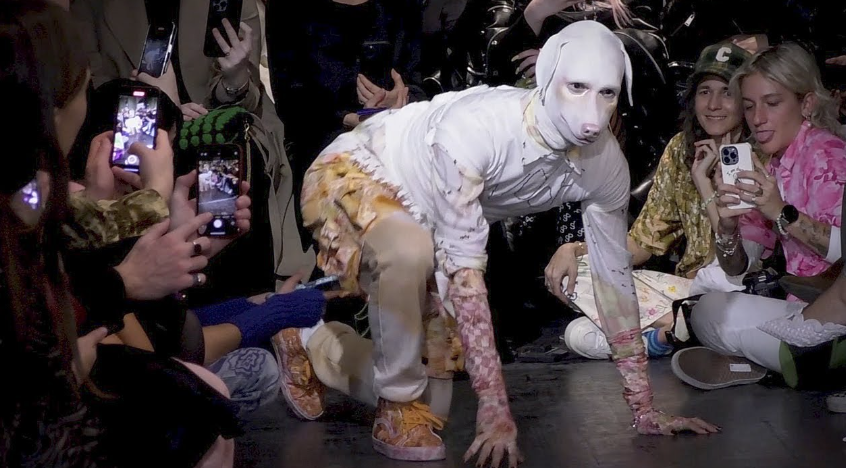 Show thời trang có model lộn nhào, ngã sấp mặt khiến netizen “nóng mắt”- Ảnh 17. Show thời trang có model lộn nhào, ngã sấp mặt khiến netizen “nóng mắt”- Ảnh 17.