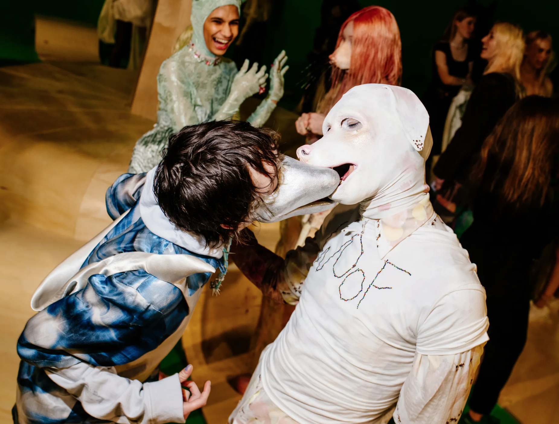 Show thời trang có model lộn nhào, ngã sấp mặt khiến netizen “nóng mắt”- Ảnh 18. Show thời trang có model lộn nhào, ngã sấp mặt khiến netizen “nóng mắt”- Ảnh 18.