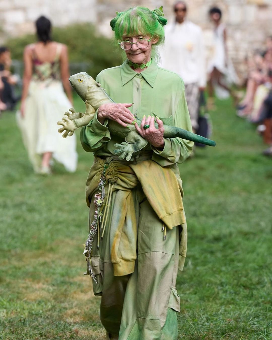 Show thời trang có model lộn nhào, ngã sấp mặt khiến netizen “nóng mắt”- Ảnh 9. Show thời trang có model lộn nhào, ngã sấp mặt khiến netizen “nóng mắt”- Ảnh 9.