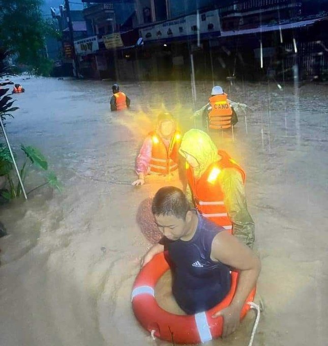 Nước sông Kỳ Cùng lên cao chưa thấy, người dân trắng đêm chạy lũ- Ảnh 12.