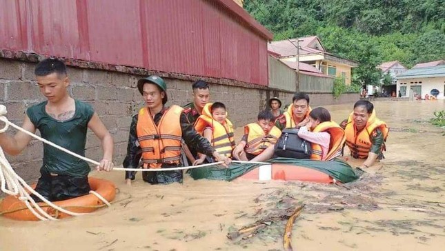 Nước sông Kỳ Cùng lên cao chưa thấy, người dân trắng đêm chạy lũ- Ảnh 13.