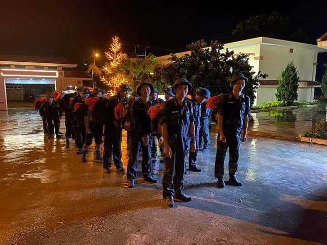 Nước sông Kỳ Cùng lên cao chưa thấy, người dân trắng đêm chạy lũ- Ảnh 5.