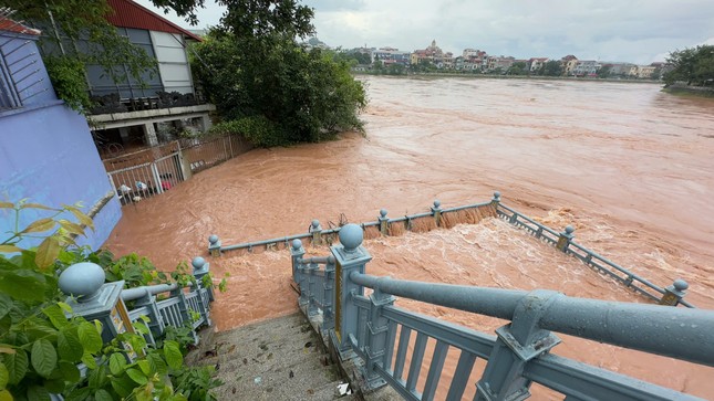 Nước sông Kỳ Cùng lên cao chưa thấy, người dân trắng đêm chạy lũ- Ảnh 2.