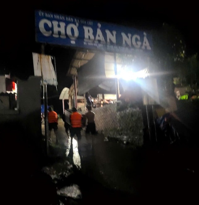Nước sông Kỳ Cùng lên cao chưa thấy, người dân trắng đêm chạy lũ- Ảnh 9.