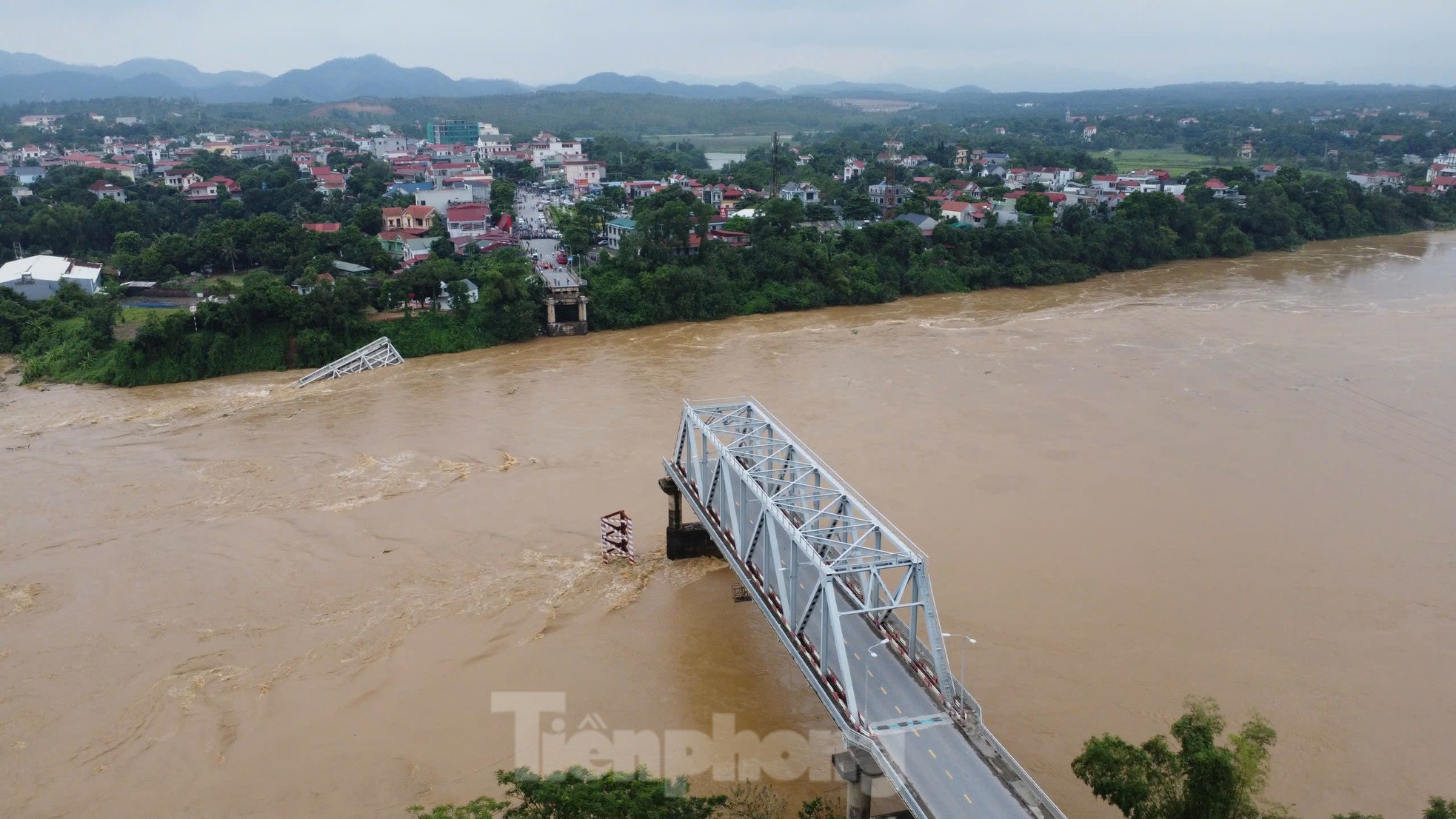 Hiện trường vụ sập Cầu Phong Châu ở Phú Thọ , người dân khóc ngất - Ảnh 1.