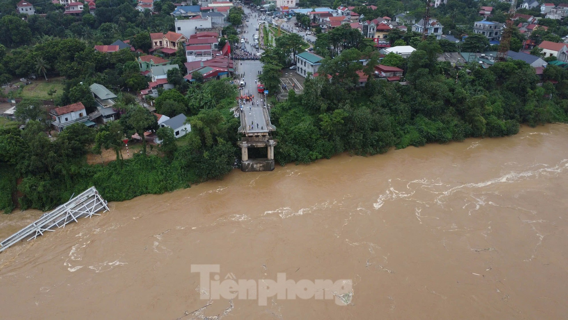 Hiện trường vụ sập Cầu Phong Châu ở Phú Thọ , người dân khóc ngất - Ảnh 2.