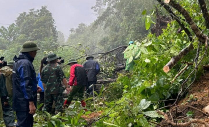Xe rơi xuống suối do sạt lở ở Cao Bằng: T&igrave;m thấy thi thể 4 nạn nh&acirc;n - Ảnh 1.