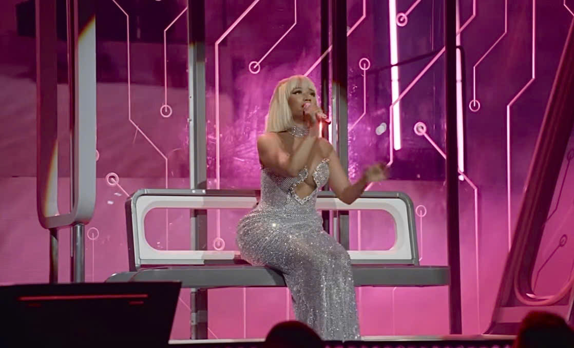 Siêu sao quốc tế Nicki Minaj diện đầm “kim cương” của NTK người Việt trong live show tại New York - Ảnh 2.