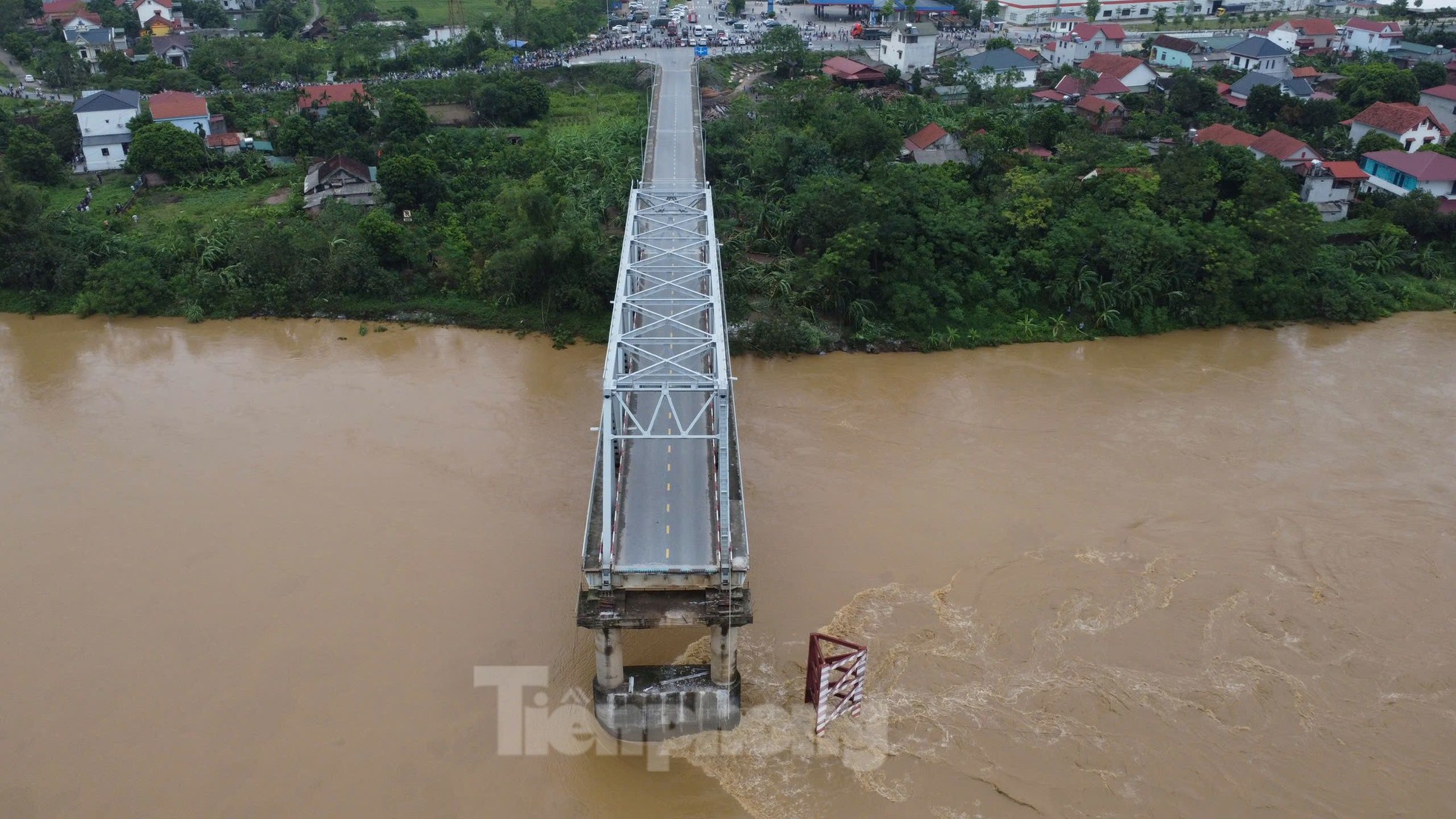 Hiện trường vụ sập Cầu Phong Châu ở Phú Thọ , người dân khóc ngất - Ảnh 3.