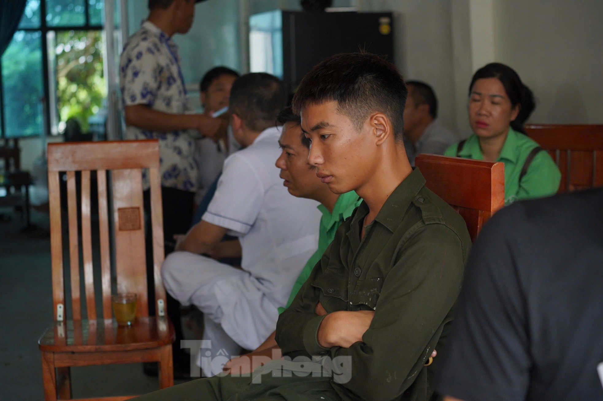 Hiện trường vụ sập Cầu Phong Châu ở Phú Thọ , người dân khóc ngất - Ảnh 9.
