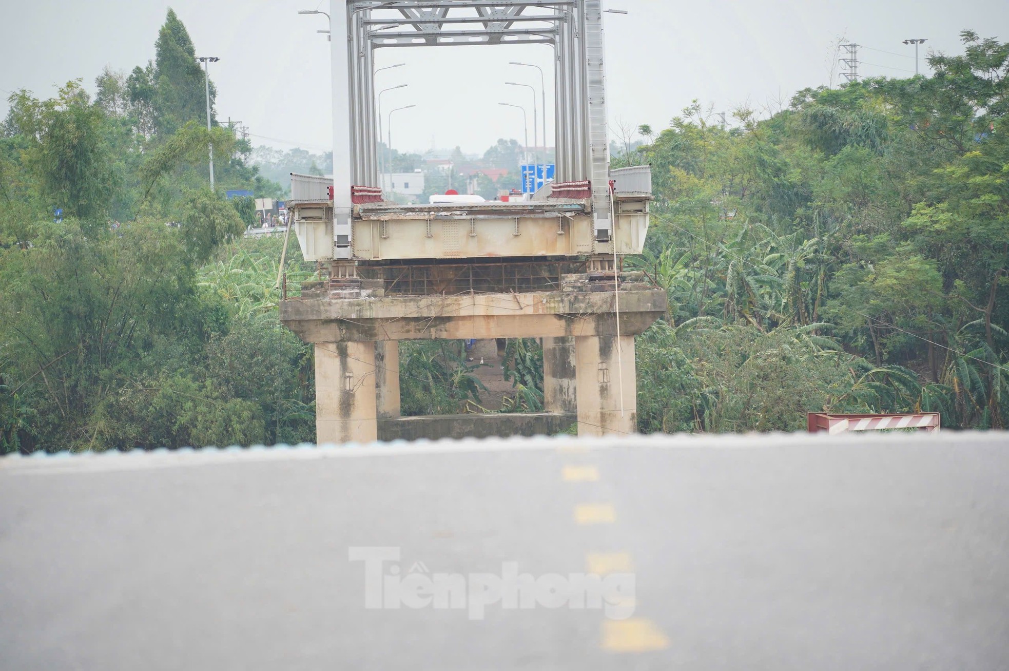Hiện trường vụ sập Cầu Phong Châu ở Phú Thọ , người dân khóc ngất - Ảnh 5.