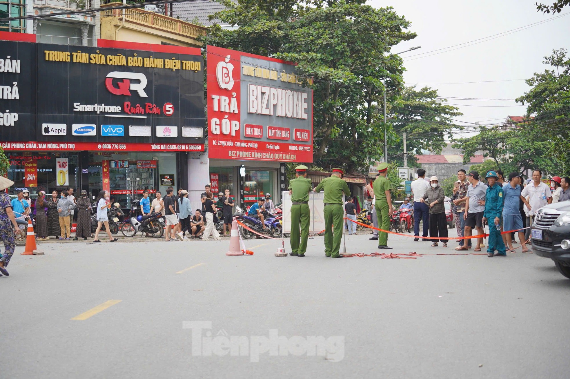 Hiện trường vụ sập Cầu Phong Châu ở Phú Thọ , người dân khóc ngất - Ảnh 8.