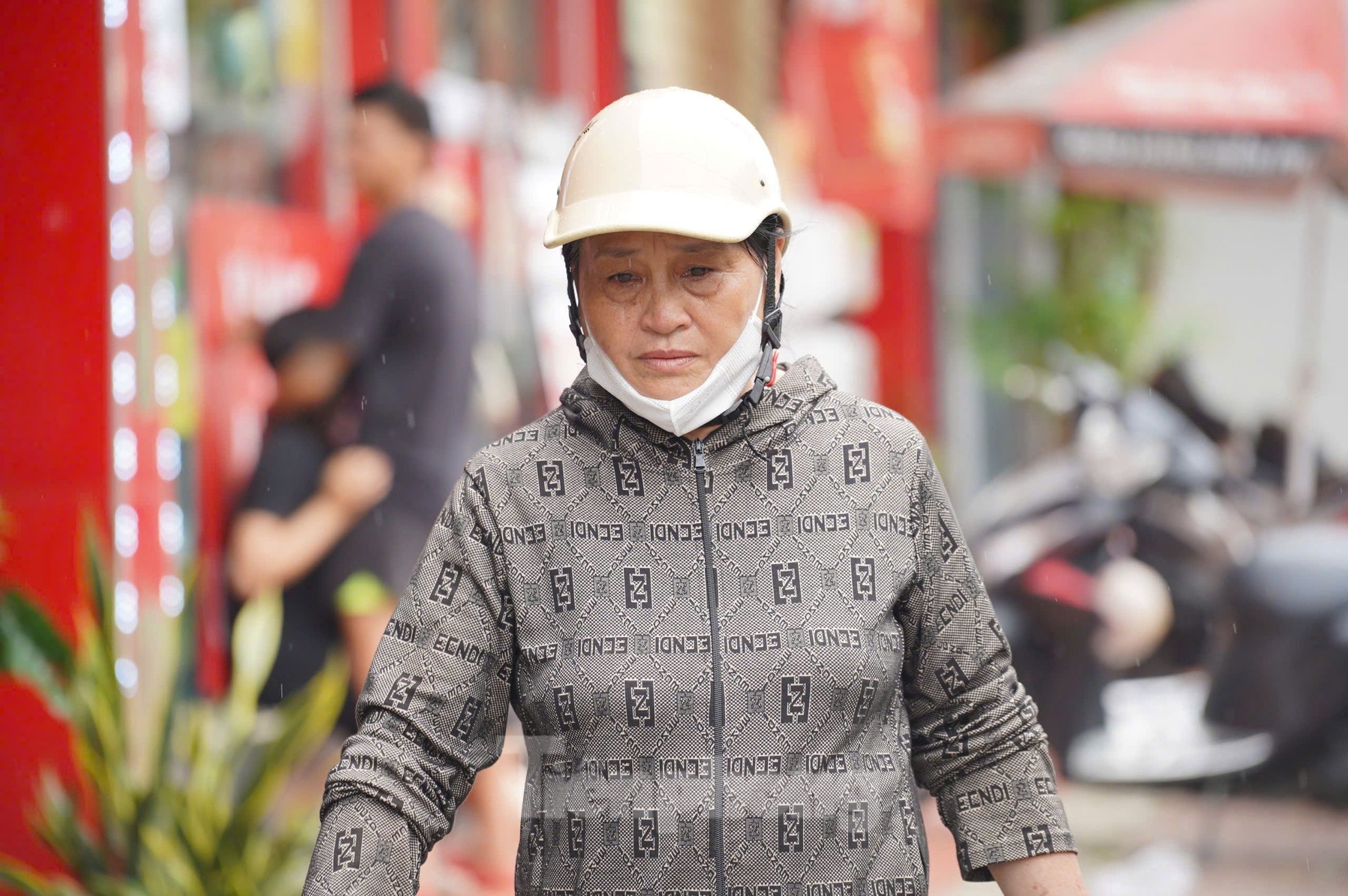 Hiện trường vụ sập Cầu Phong Châu ở Phú Thọ , người dân khóc ngất - Ảnh 12.