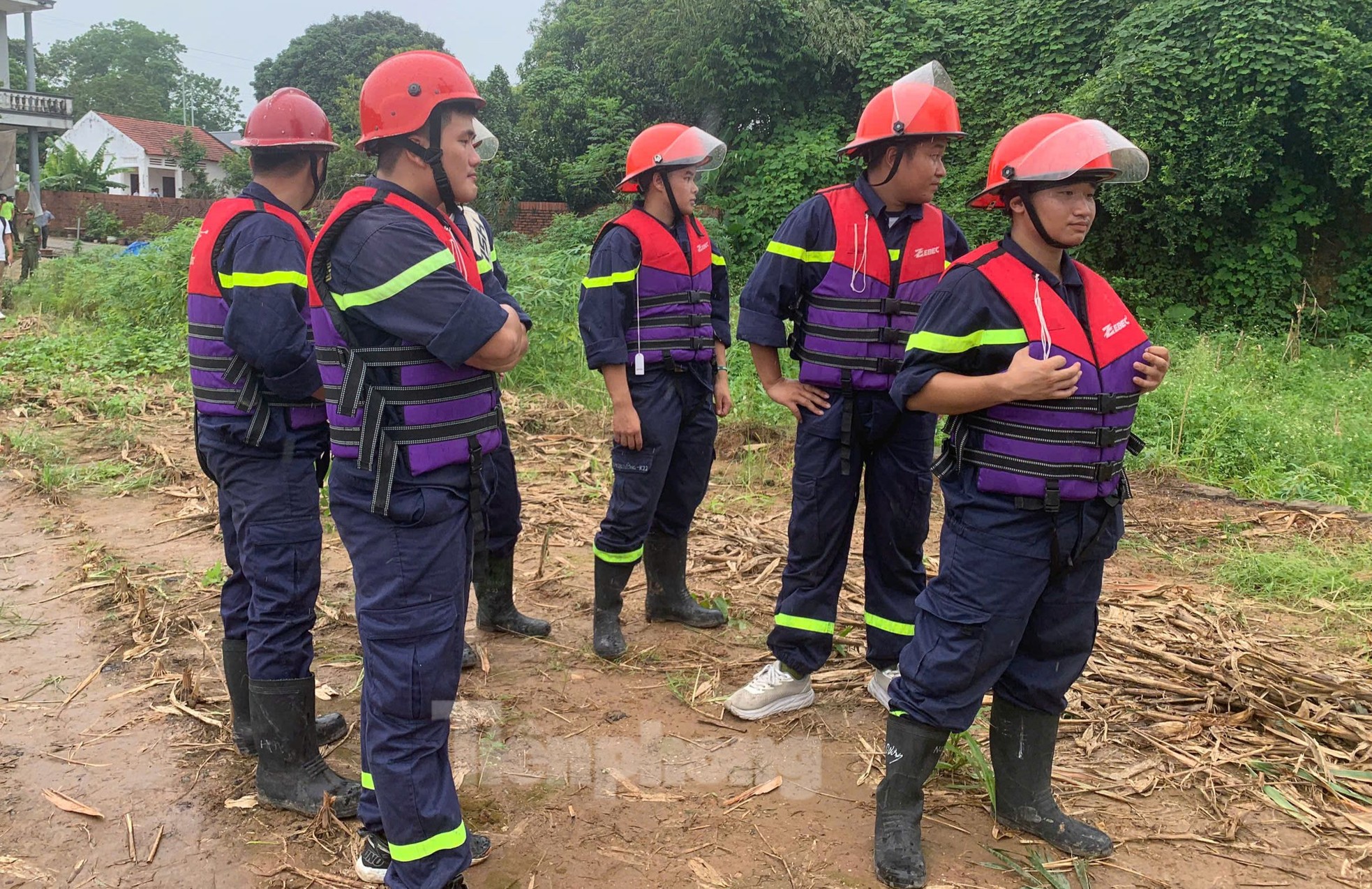 Hiện trường vụ sập Cầu Phong Châu ở Phú Thọ , người dân khóc ngất - Ảnh 13.