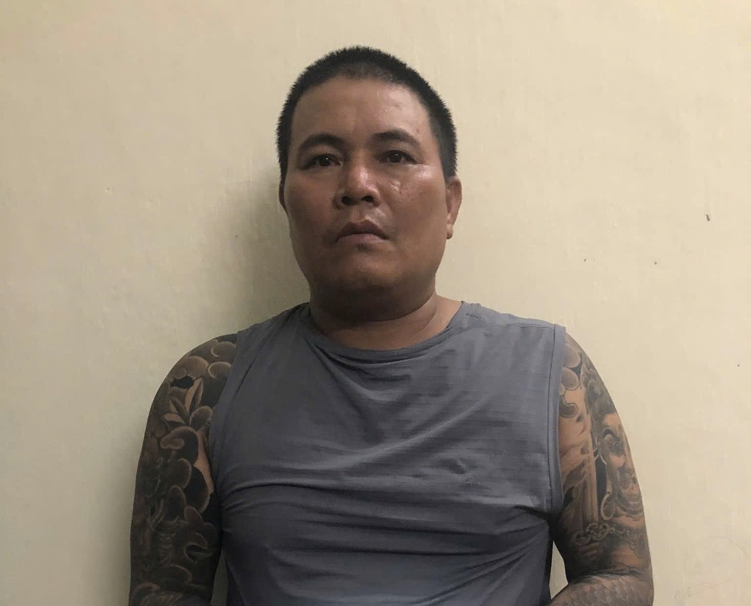 Nhiều người ở bệnh viện ngỡ ngàng khi đối tượng trốn truy nã bị bắt- Ảnh 1. Nhiều người ở bệnh viện ngỡ ngàng khi đối tượng trốn truy nã bị bắt- Ảnh 1.