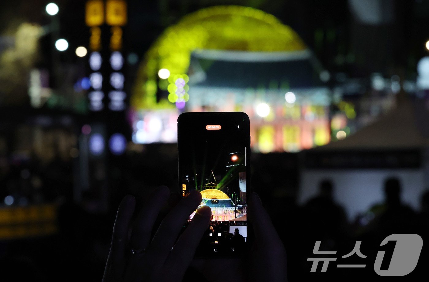 Hàn Quốc đón giao thừa lặng lẽ với tiếng chuông cầu nguyện - Ảnh 2.