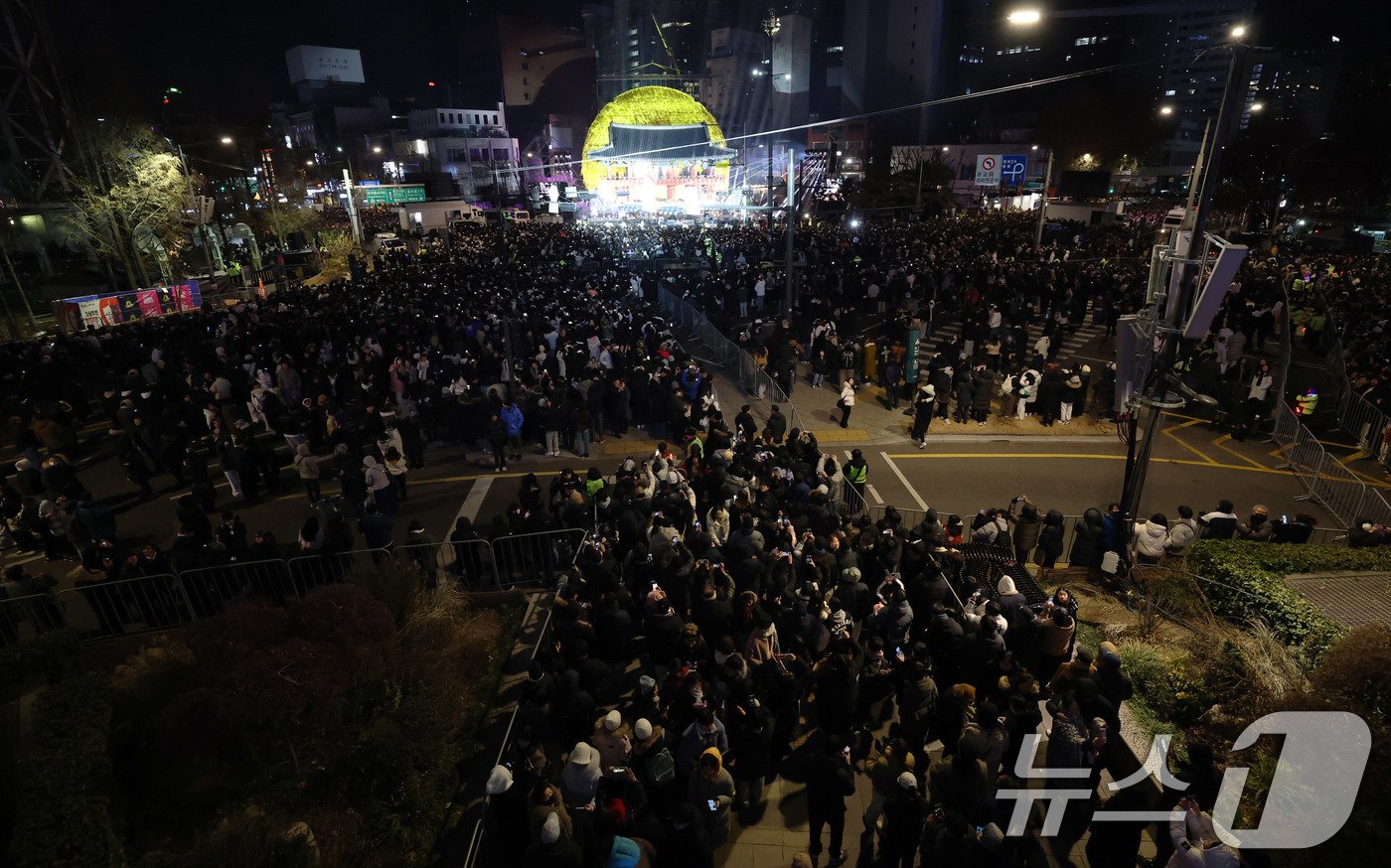 Hàn Quốc đón giao thừa lặng lẽ với tiếng chuông cầu nguyện - Ảnh 3.