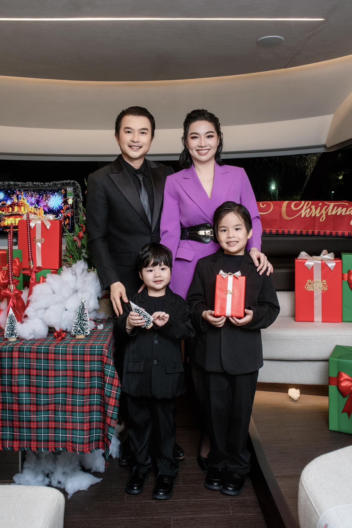 Cặp đôi Vbiz có màn cầu hôn "chốt sổ" 2024: Dàn sao chứng kiến, chú rể nói 1 câu gây ngỡ ngàng! - Ảnh 7.