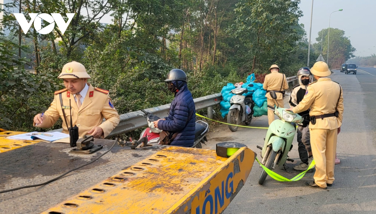 Ngày đầu áp dụng xử phạt giao thông nghiêm khắc , tài xế ân hận - Ảnh 2.