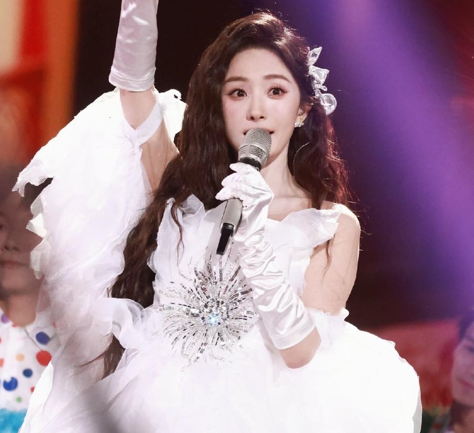 Mỹ nh&acirc;n đẹp nhất Đ&ecirc;m hội giao thừa 2025: Nhan sắc trời sinh để l&agrave;m đại minh tinh, gi&uacute;p nh&agrave; đ&agrave;i ph&aacute; kỷ lục rating - Ảnh 4.