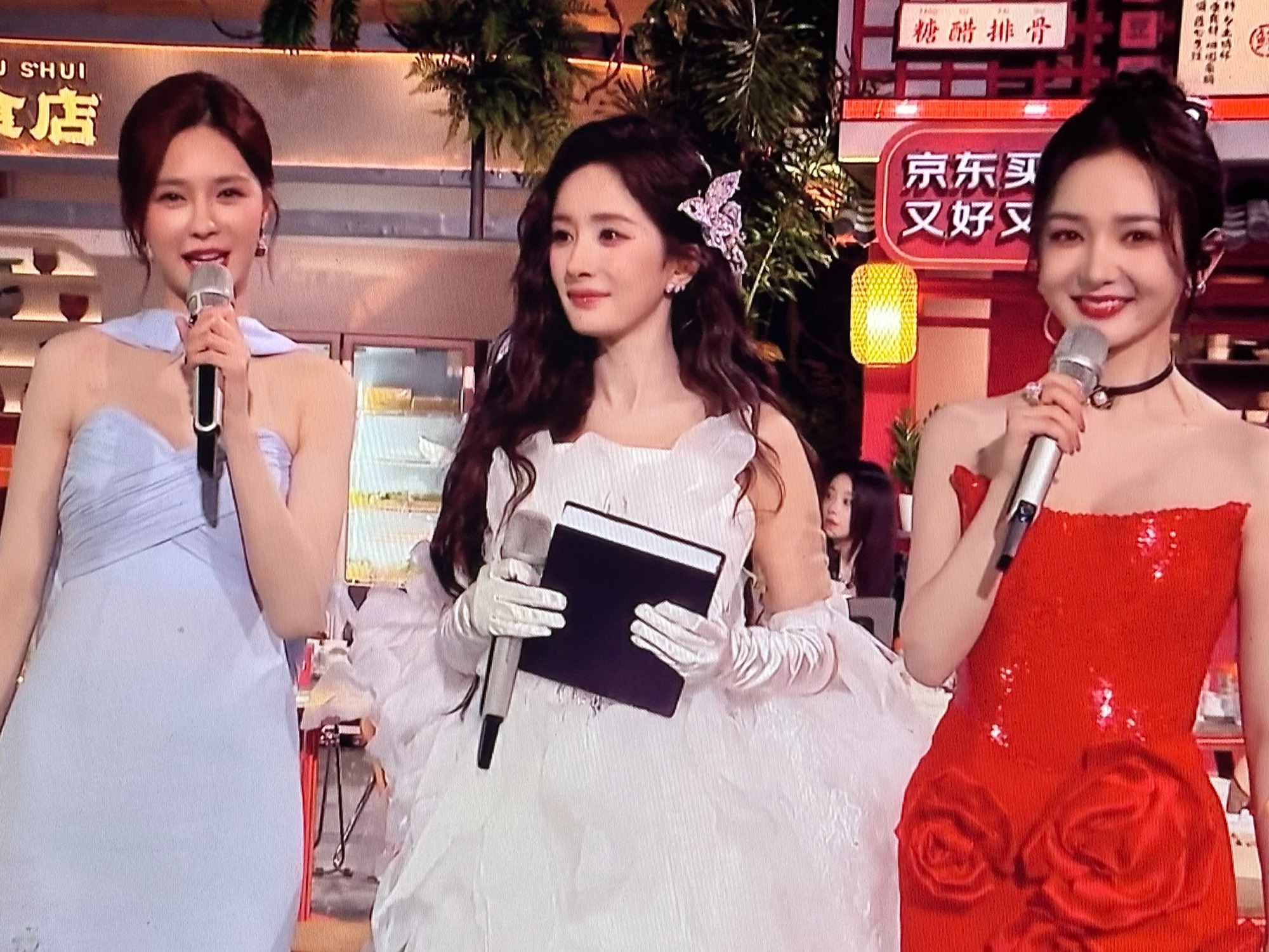 Mỹ nh&acirc;n đẹp nhất Đ&ecirc;m hội giao thừa 2025: Nhan sắc trời sinh để l&agrave;m đại minh tinh, gi&uacute;p nh&agrave; đ&agrave;i ph&aacute; kỷ lục rating - Ảnh 2.