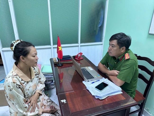 Bắt khẩn cấp người phụ nữ đánh nữ nhân viên gác chắn ở Thủ Đức- Ảnh 1.