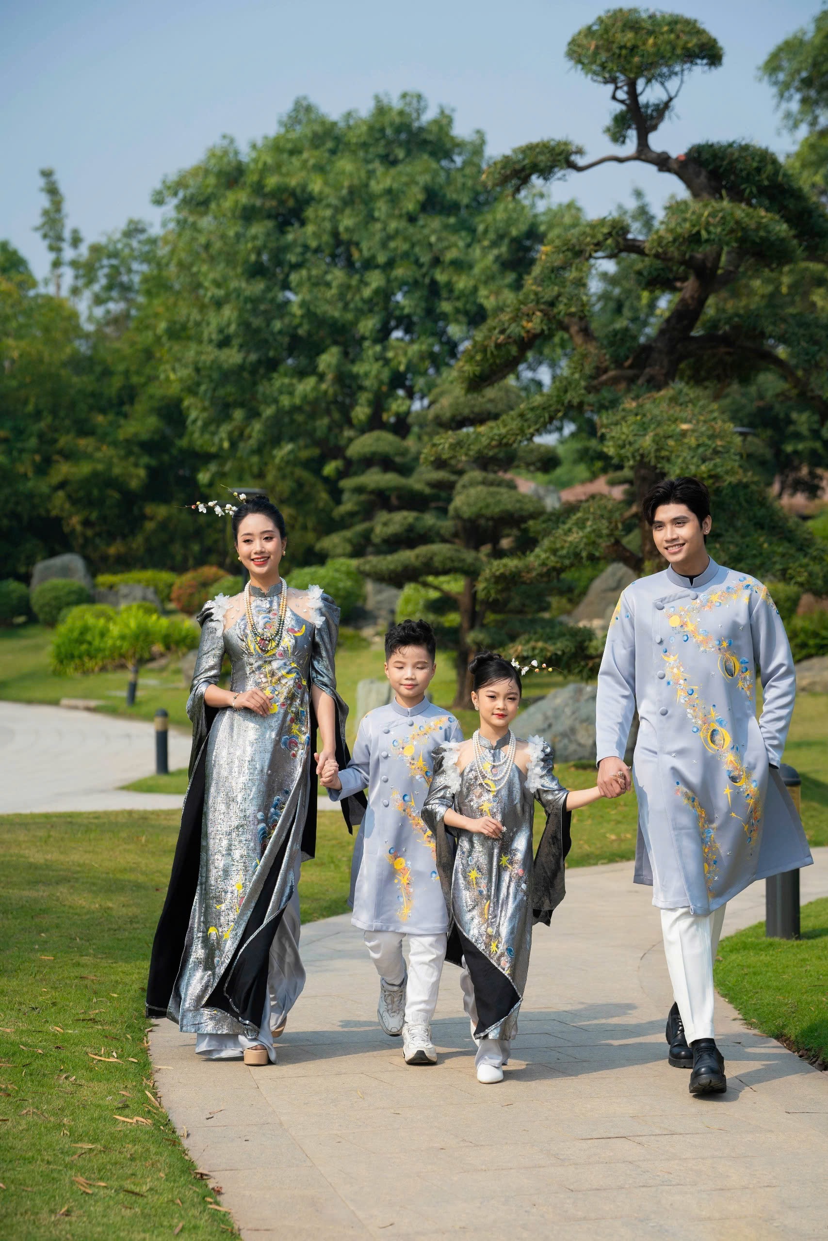 D&agrave;n người mẫu diện &aacute;o d&agrave;i của NTK Ho&agrave;ng Ly - Ảnh 9.