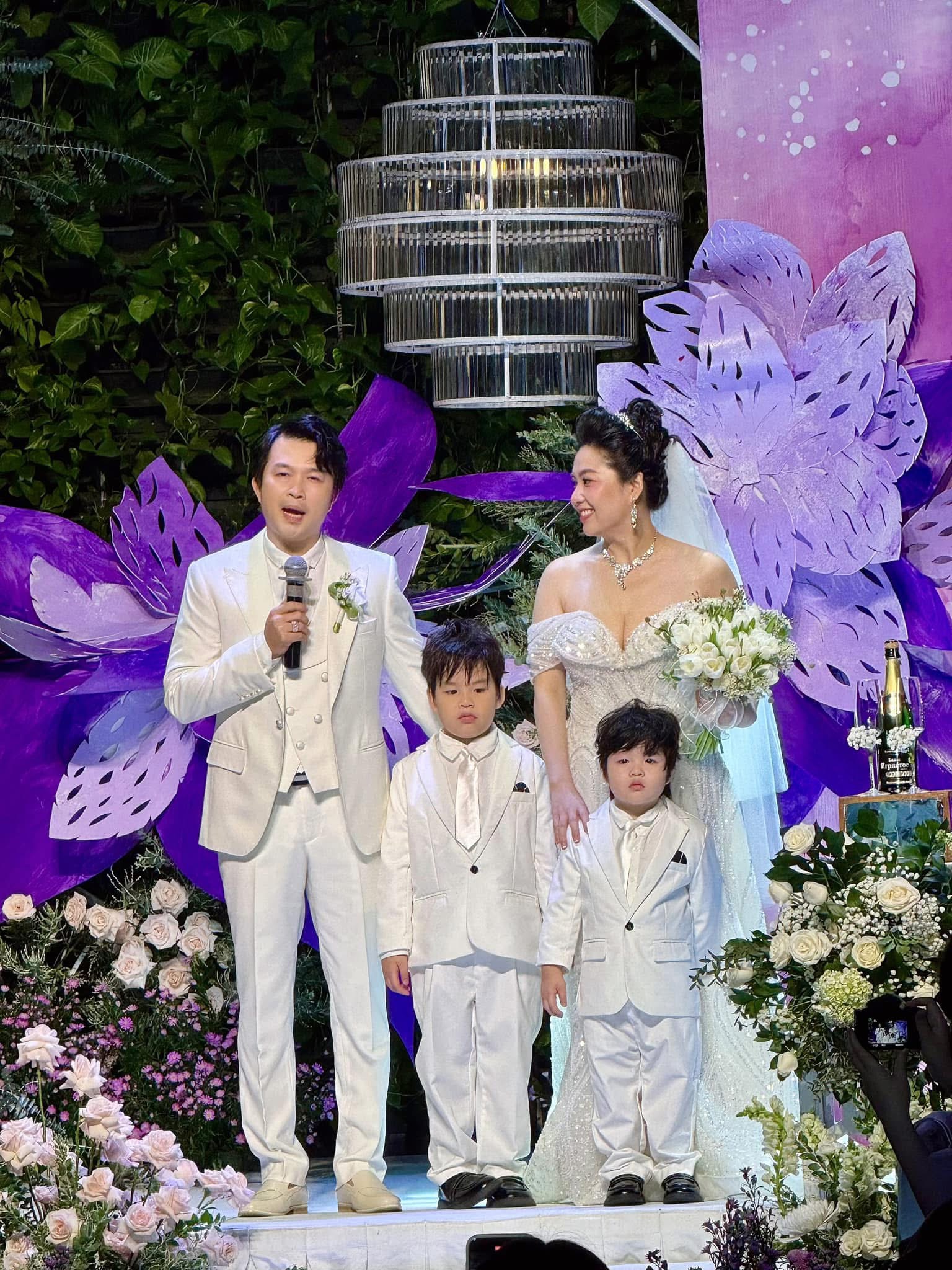 Cặp đôi Vbiz có màn cầu hôn "chốt sổ" 2024: Dàn sao chứng kiến, chú rể nói 1 câu gây ngỡ ngàng! - Ảnh 4.