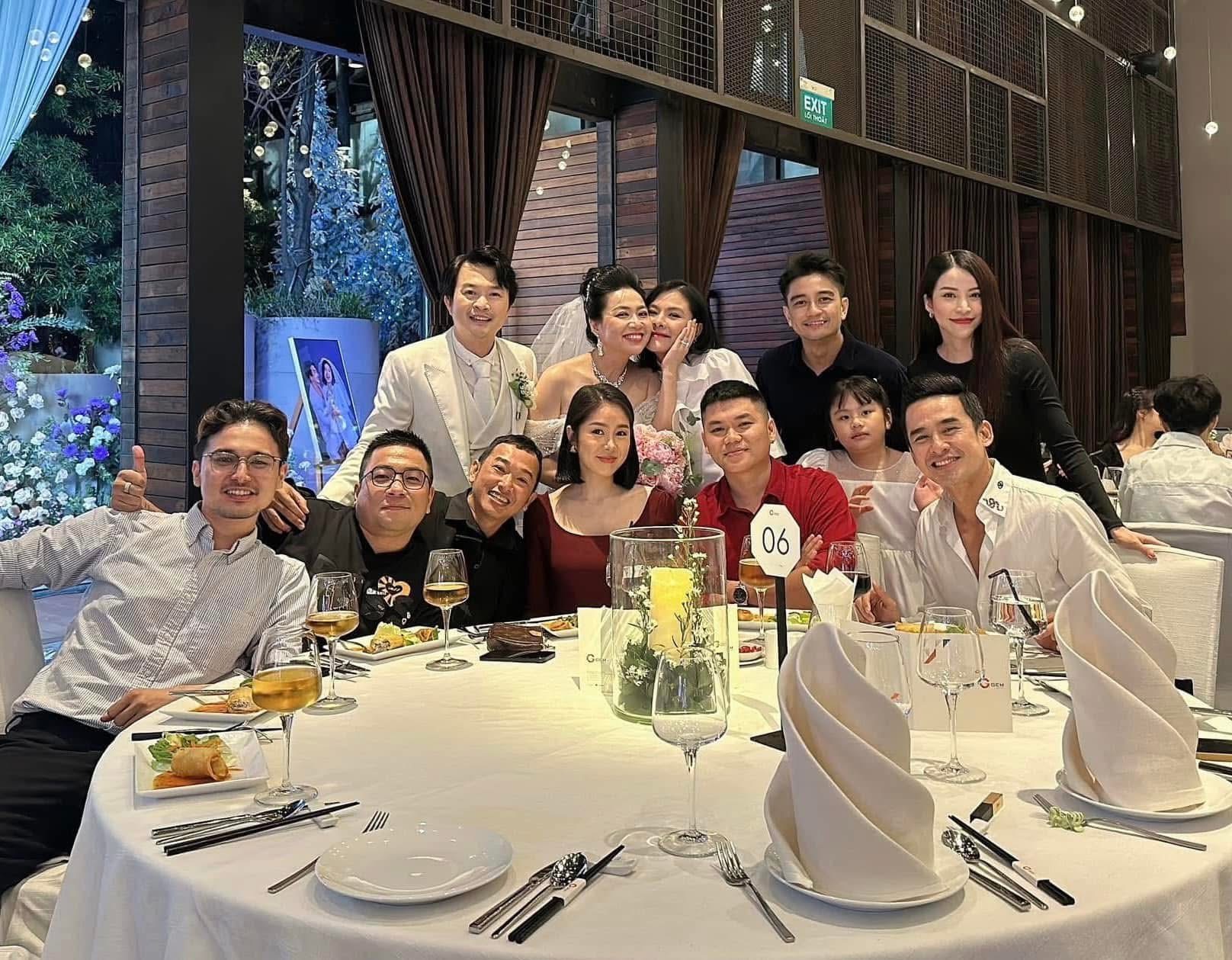 Cặp đôi Vbiz có màn cầu hôn "chốt sổ" 2024: Dàn sao chứng kiến, chú rể nói 1 câu gây ngỡ ngàng! - Ảnh 3.