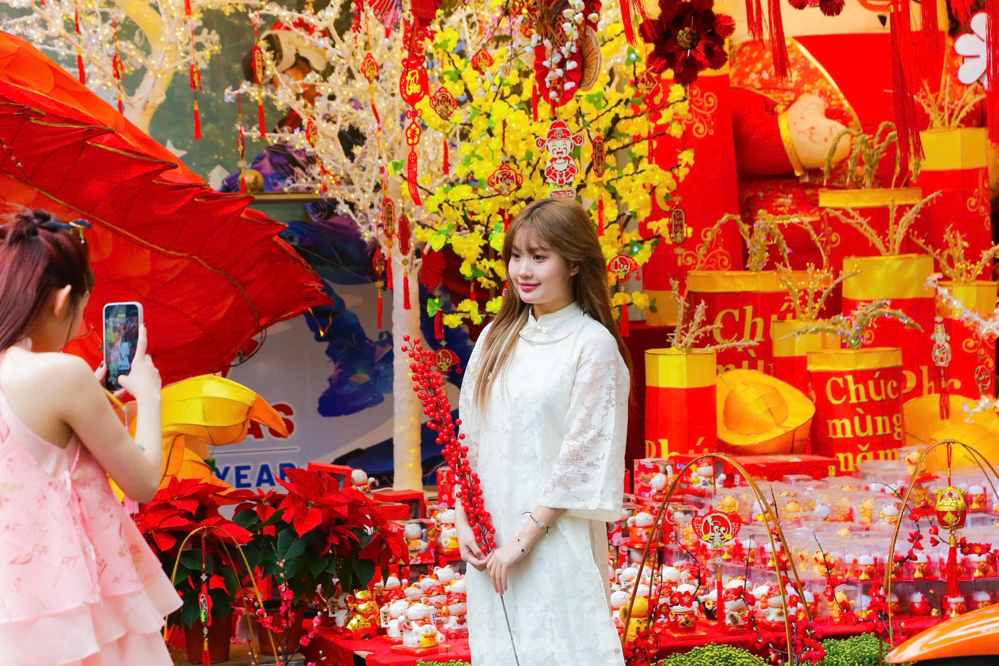 Phố Hàng Mã rực đỏ đón Tết nguyên đán Ất Tỵ - Ảnh 13.