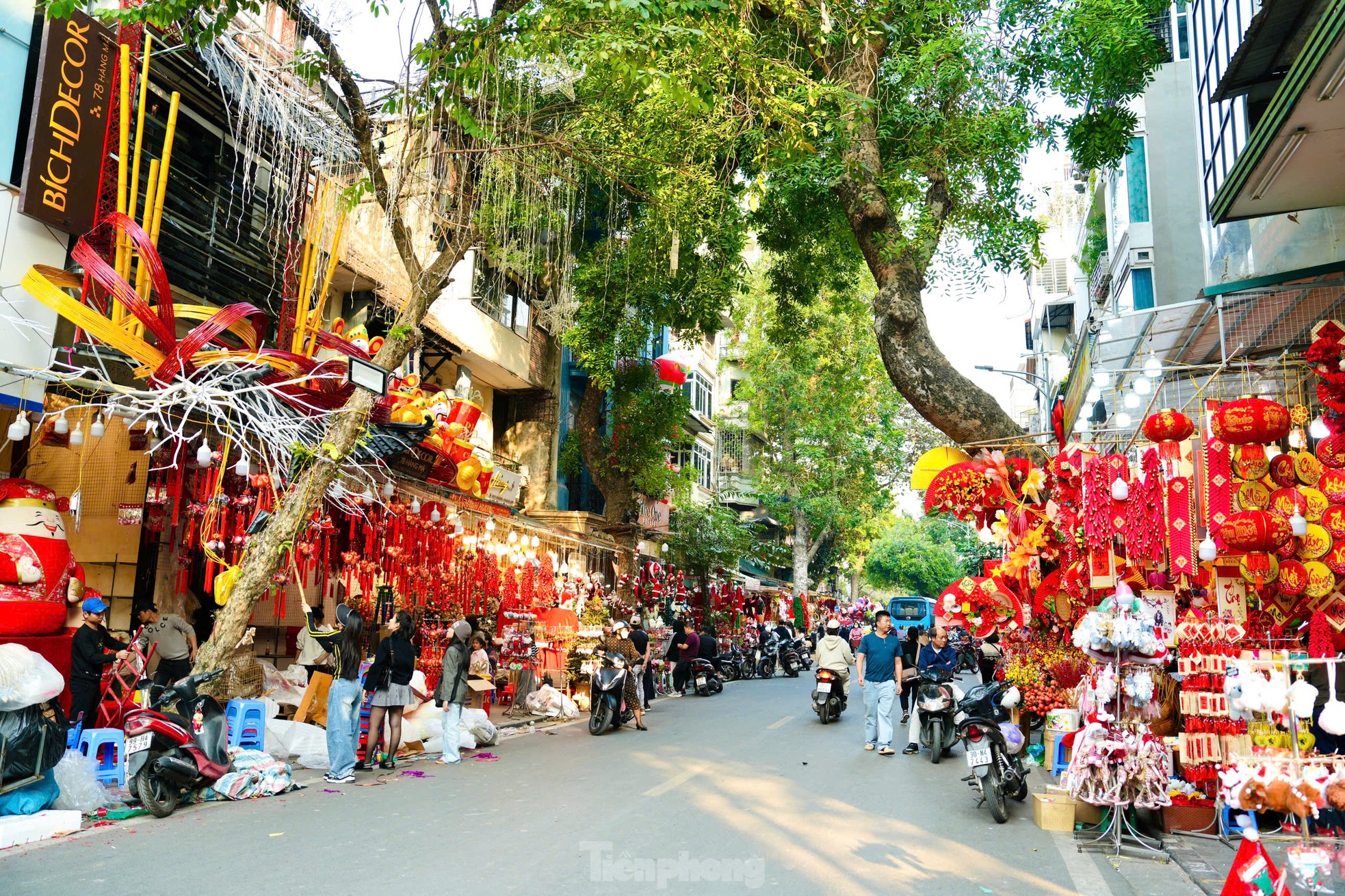 Phố Hàng Mã rực đỏ đón Tết nguyên đán Ất Tỵ - Ảnh 17.