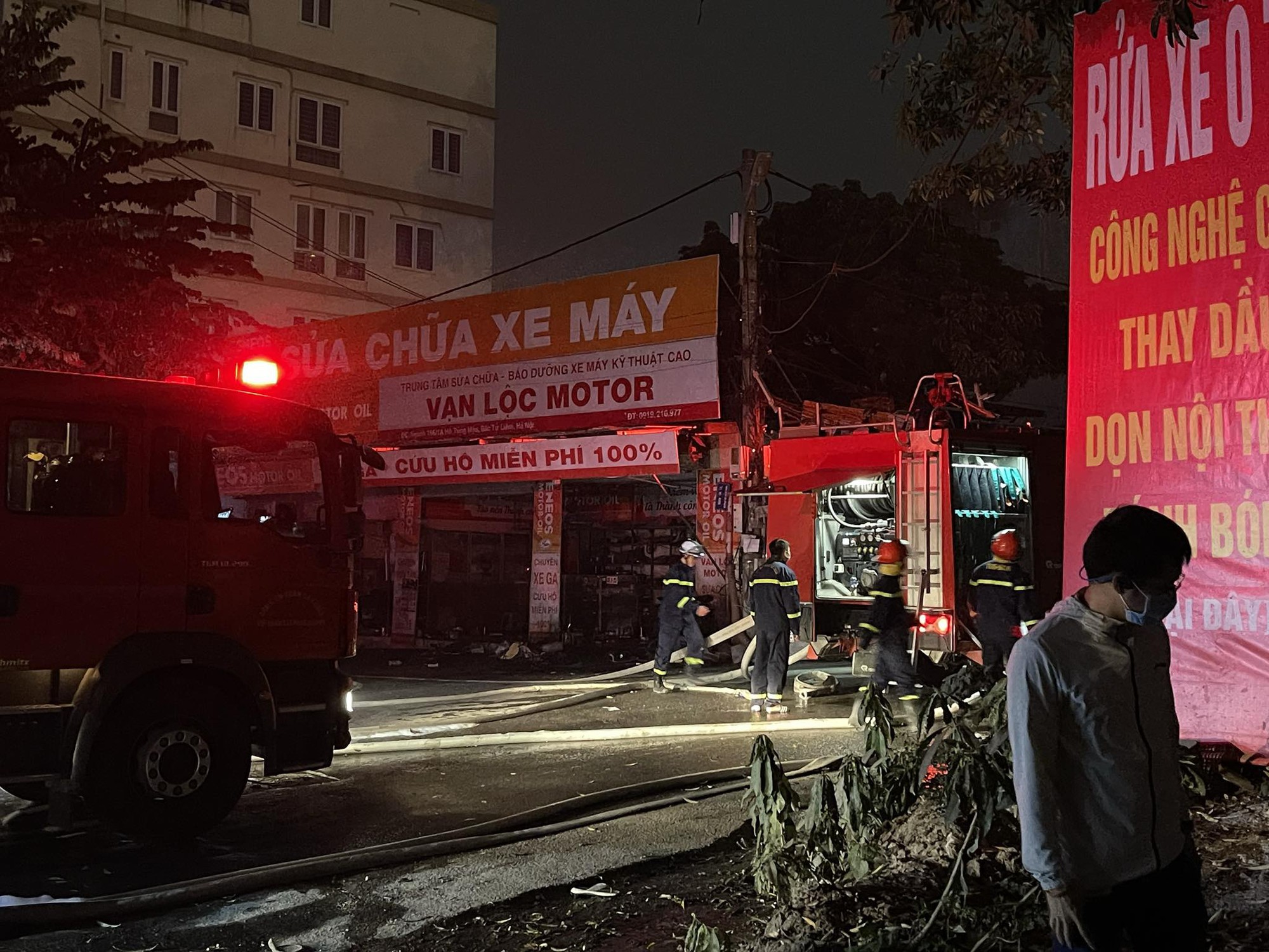 Nhân chứng kể lại vụ cháy lớn 300m2 tại Hồ Tùng Mậu - Ảnh 2.